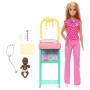 Mattel Barbie Kinderärztin-Puppe mit blonder Modepuppe, 1 Baby-Patientenpuppe, Möbel und Zubehör