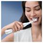 Oral-B iO 8 iO8 Elektrische Zahnbürste/Electric Toothbrush, Magnet-Technologie, 2 Aufsteckbürsten, 6 Putzmodi für Zahnpflege, Farbdisplay & Reiseetui, Designed by Braun, white alabaster