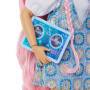 Mattel Barbie Dream Besties Daisy Jean-Modepuppe mit 9 Zubehörteilen zum Thema DJ und Musik